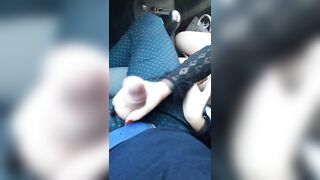 Siamo in Auto e Vuoi Succhiarmi Il Cazzo e Desideri Essere Guardata Da Estranei