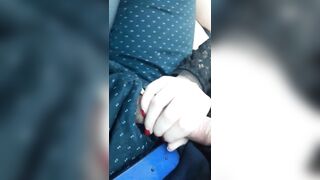 Siamo in Auto e Vuoi Succhiarmi Il Cazzo e Desideri Essere Guardata Da Estranei