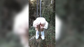 切り株の上で野外オナニー♡ピチピチtバック
