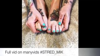 Hot MILF Oils her Tattooed Feet
