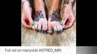 Hot MILF Oils her Tattooed Feet