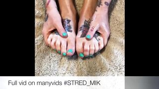 Hot MILF Oils her Tattooed Feet
