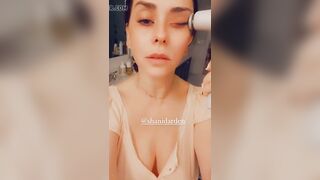 Jennifer Love Hewitt cleavage selfie, December 9 2020