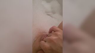 Eva 32 aus NRW reibt sich in der Wanne die Fotze