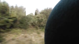Je me caresse le minou dans un lieu public