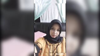 Hijab Girl Not Wearing the Bra