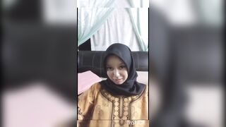 Hijab Girl Not Wearing the Bra