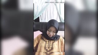 Hijab Girl Not Wearing the Bra
