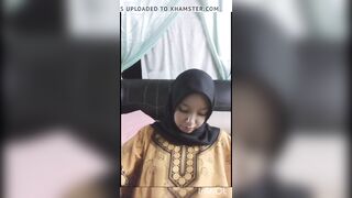 Hijab Girl Not Wearing the Bra
