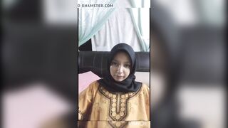 Hijab Girl Not Wearing the Bra