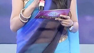 Suma navel show on stage