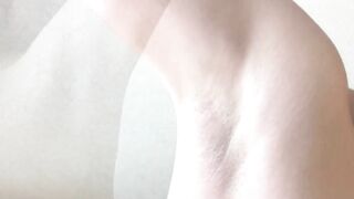 脇フェチさんへ〜フサフサの脇の下を剃ってツルツルにします