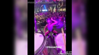 Anitta de fio dental rebolando
