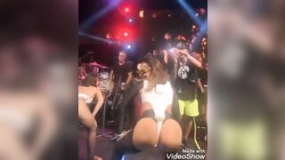 Anitta de fio dental rebolando