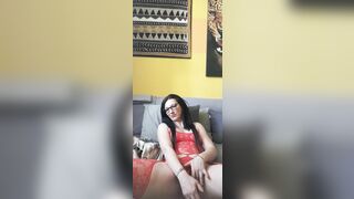 Delia nel suo intimo nascosta brava donnina di casa nel piacere profondo dei suoi rumori e umori