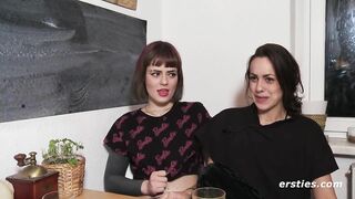 Heiße Deutsche dominiert ihre Freundin mit einem DIldo