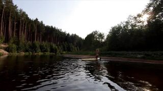 Голая прогулка на сапе по лесной реке