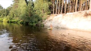 Голая прогулка на сапе по лесной реке