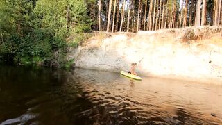 Голая прогулка на сапе по лесной реке
