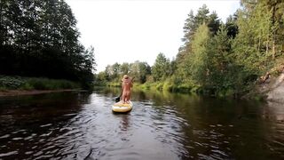 Голая прогулка на сапе по лесной реке