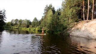 Голая прогулка на сапе по лесной реке