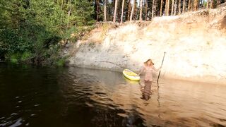 Голая прогулка на сапе по лесной реке