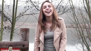 julia 24 ans brunette cochonne à la forte poitrine naturelle passe le casting porno de anto toto