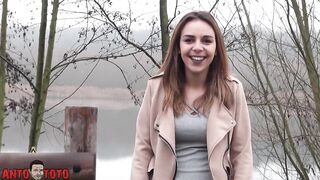 julia 24 ans brunette cochonne à la forte poitrine naturelle passe le casting porno de anto toto