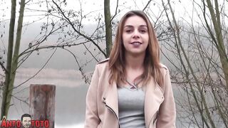 julia 24 ans brunette cochonne à la forte poitrine naturelle passe le casting porno de anto toto