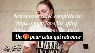 Lia Spicy fait les boutiques et s'exhib tel une chienne