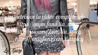 Lia Spicy fait les boutiques et s'exhib tel une chienne