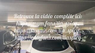 Lia Spicy fait les boutiques et s'exhib tel une chienne