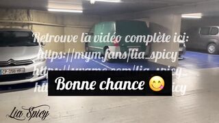 Lia Spicy fait les boutiques et s'exhib tel une chienne