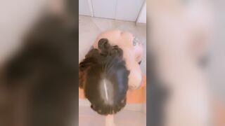 culona tetas grandes se masturba en la cocina, casi la atrapan