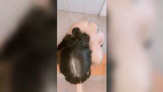 culona tetas grandes se masturba en la cocina, casi la atrapan