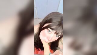 culona tetas grandes se masturba en la cocina, casi la atrapan