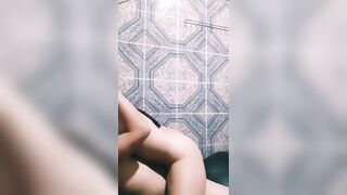 Hermosa flaquita cabalgando por primera vez en sillón kamasutra mientras follan del otro cuarto
