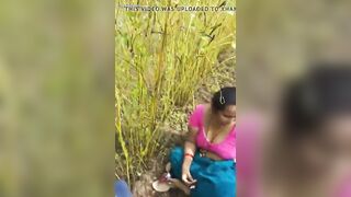 Hindu aunty ko paysa de kar chudai ki, Hindu desi outdoor
