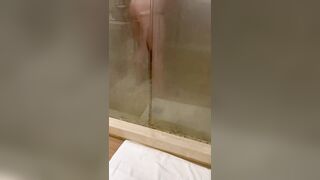 Spiata nella doccia con dildo
