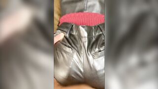 レザーショートパンツ着衣挿入　ぶっかけ