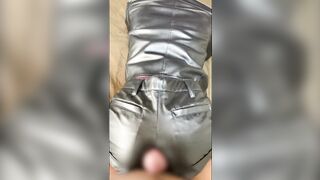 レザーショートパンツ着衣挿入　ぶっかけ