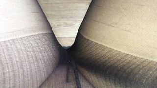 Сексуальная телка в черных колготках