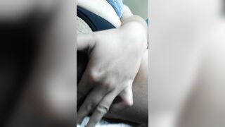  se mete el dedo hasta el fondo y se mea en sus bragas