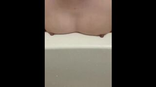 バスタブで乳首が取れちゃうくらいチクニー