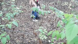Случайно на скрытую камеру сняла, как в лесу ссыт одна девушка и как вторая девушка делает ей куни