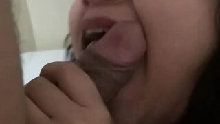 Extranjera cachonda en la playa me pide leche parte 1