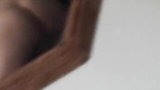 le gusta cabalgar y aplaudir mientras tenemos sexo apasionado, le gusta gemir