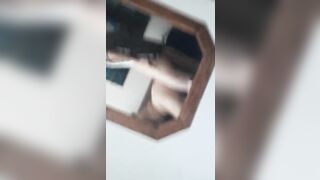 le gusta cabalgar y aplaudir mientras tenemos sexo apasionado, le gusta gemir