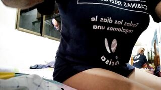 latina recien salida de ducharse se dispone a preparar su vagina para follar