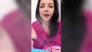 Jolie MILF fume et essaie des cercles avec la fumé